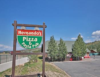 Hernando's Pizza & Pasta Pub sign and building exterior.